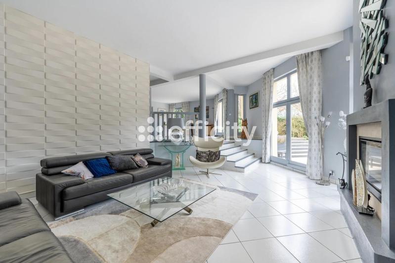 Maison - 205 m² - 7 pièces