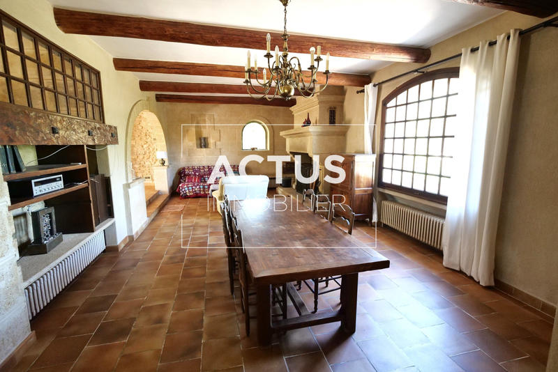 Maison - 237 m² - 8 pièces