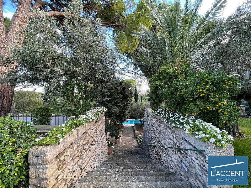 Maison - 375 m² - 15 pièces