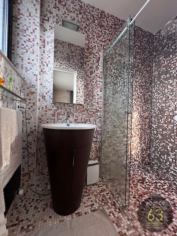 Maison - 269 m² - 9 pièces