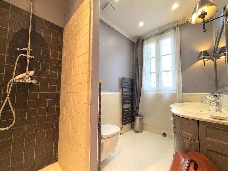 Maison - 207 m² - 7 pièces