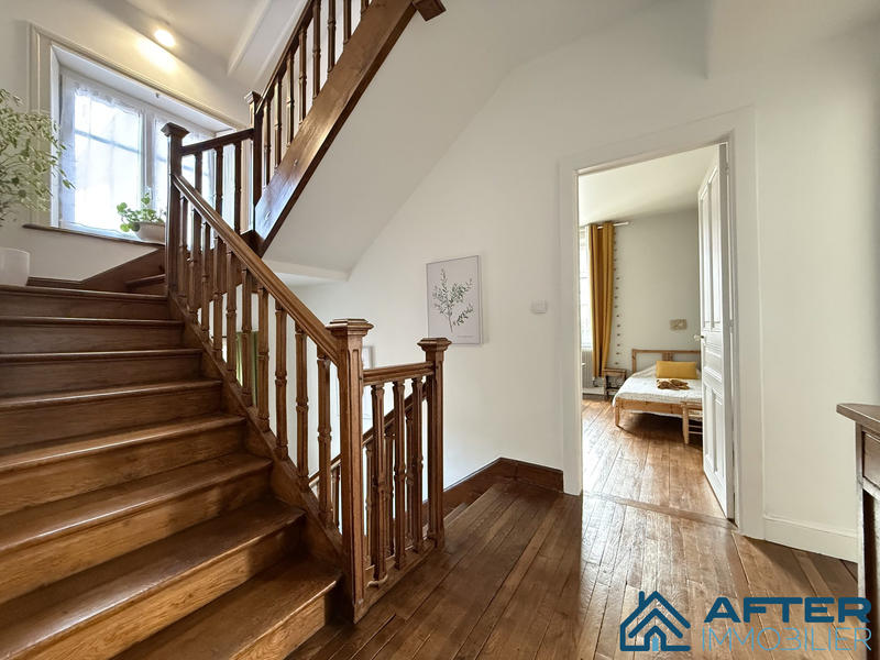 Maison - 302 m² - 10 pièces