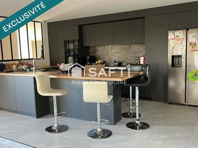 Maison - 230 m² - 6 pièces