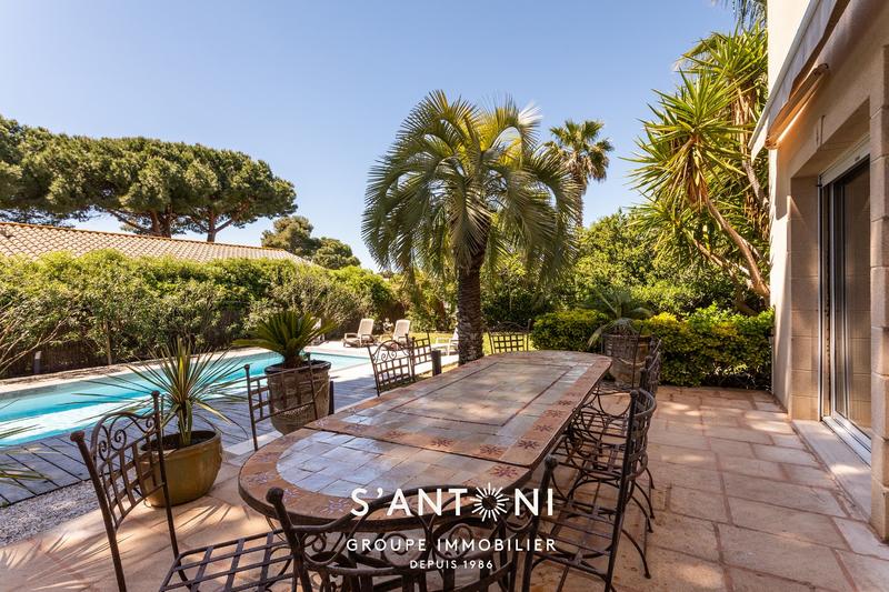 Maison - 202 m² - 8 pièces