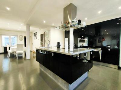 Maison - 371 m² - 7 pièces