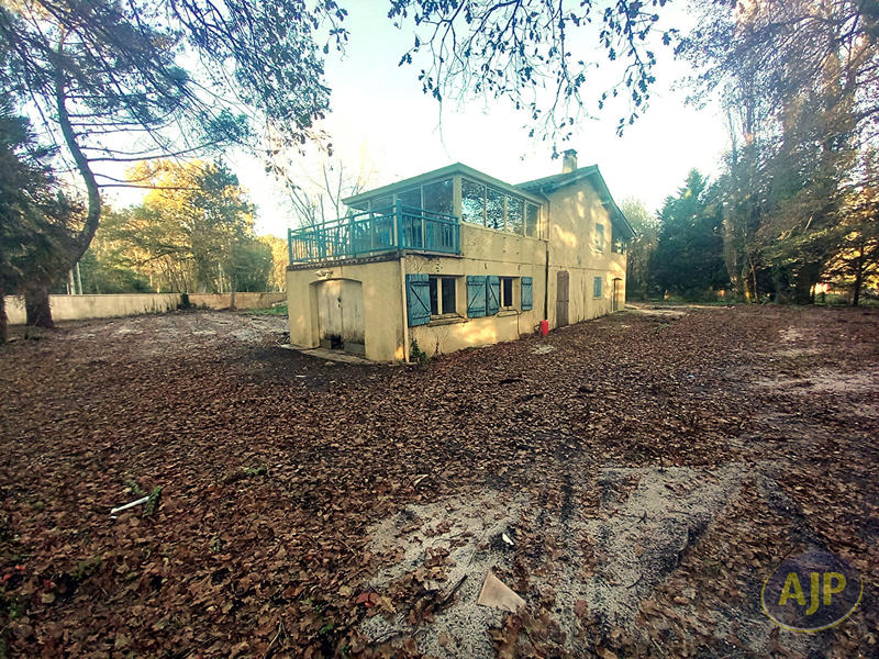 Maison - 212 m² - 9 pièces