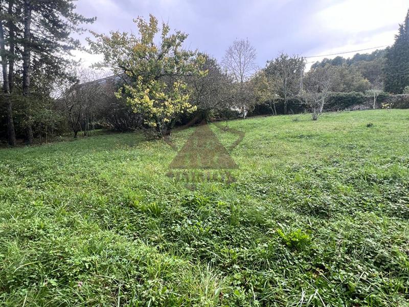 Terrain constructible - 1 045 m²