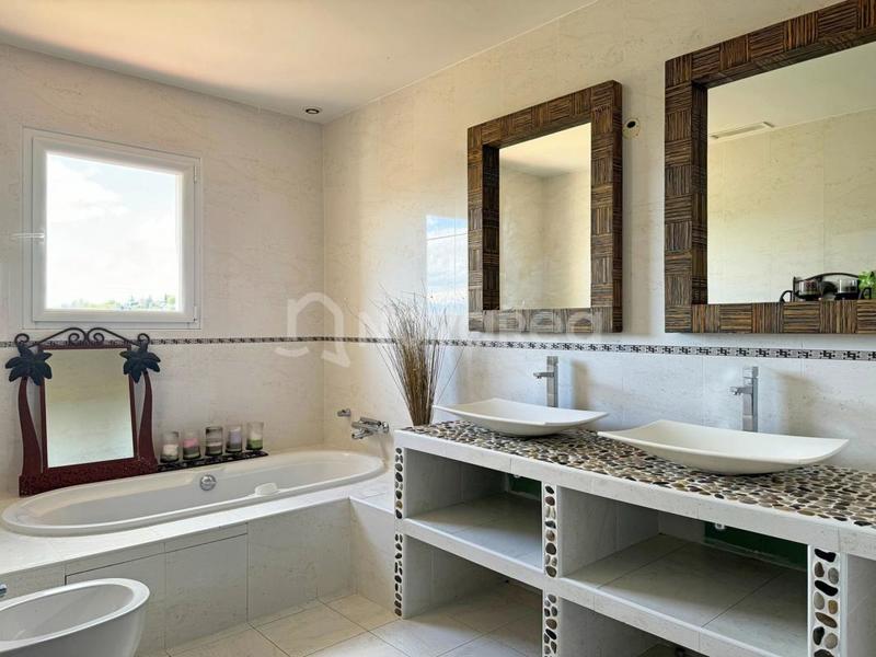 Villa - 280 m² - 8 pièces