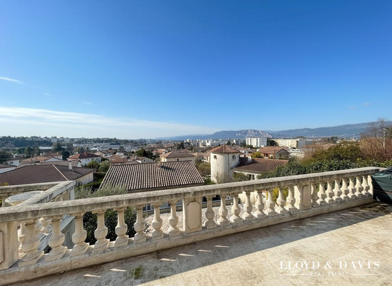 Maison - 236 m² - 7 pièces