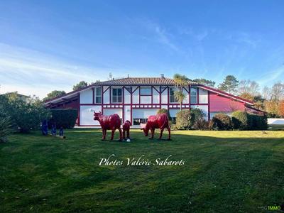 Propriété - 270 m² - 9 pièces