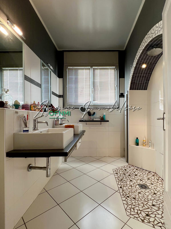 Maison - 275 m² - 8 pièces