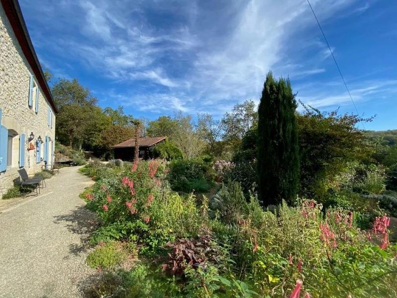 Propriété - 225 m² - 9 pièces