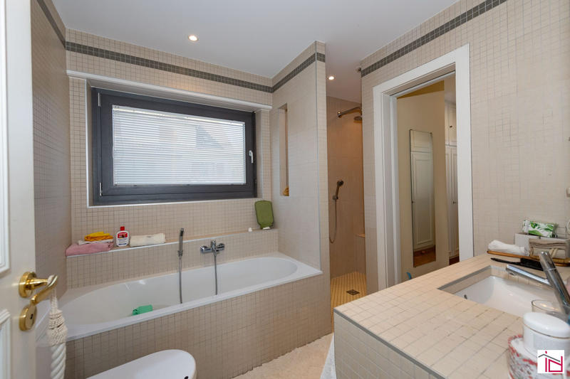 Maison - 222 m² - 6 pièces