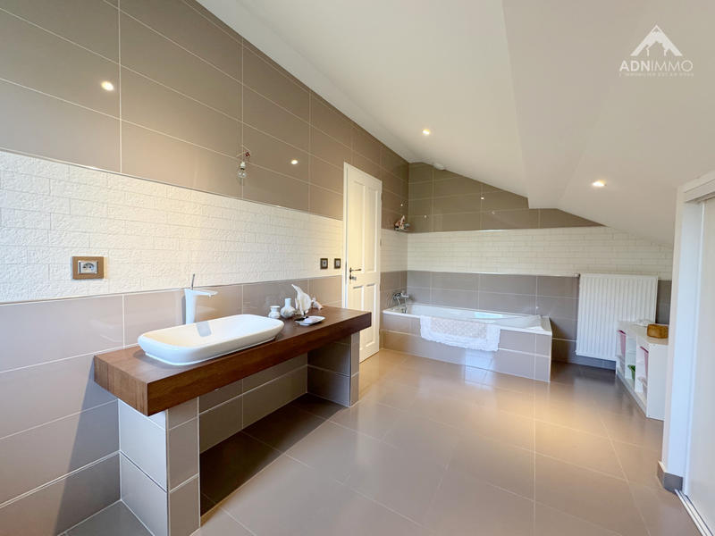 Maison - 240 m² - 6 pièces