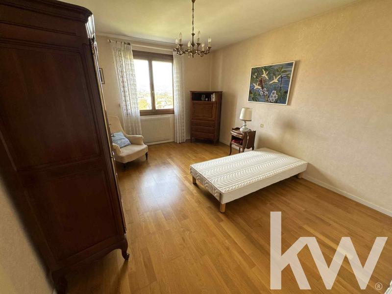 Maison - 233 m² - 8 pièces