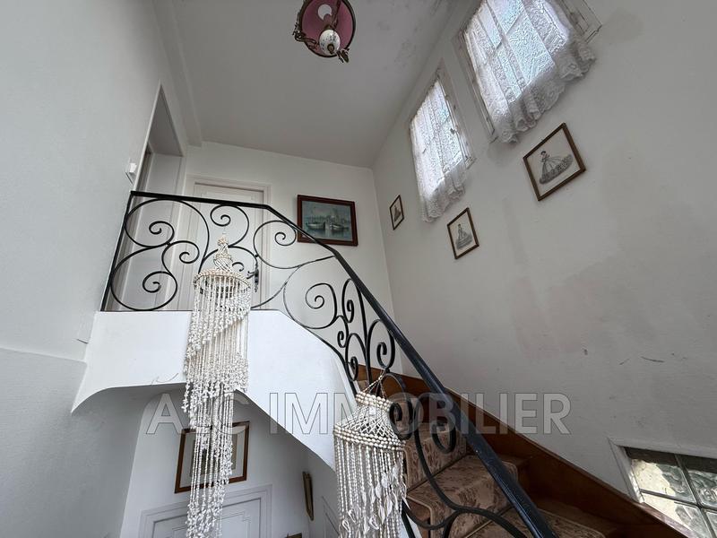 Propriété - 1 040 m² - 24 pièces