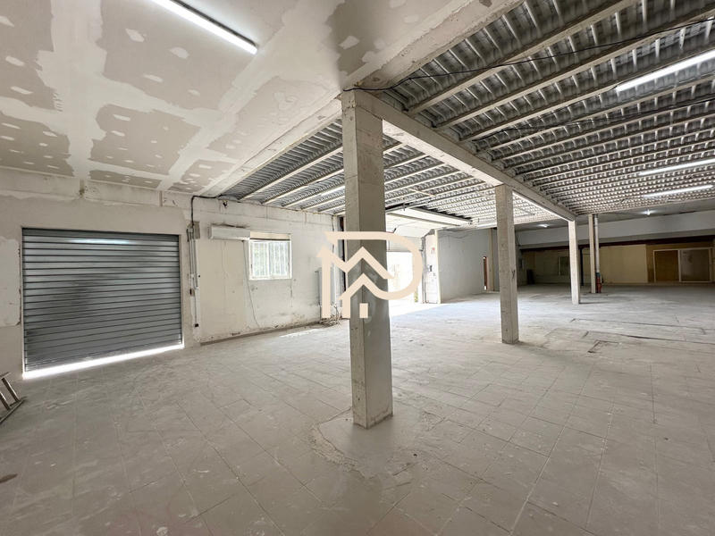 Local d'activités - 590 m²