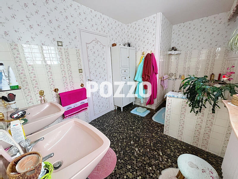 Maison - 180 m² - 7 pièces