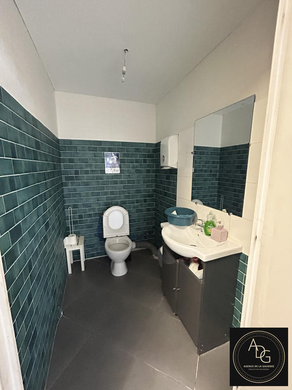 Local d'activités - 100 m² - 4 pièces