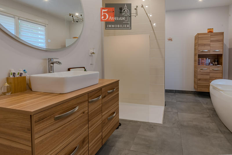 Maison - 450 m² - 9 pièces