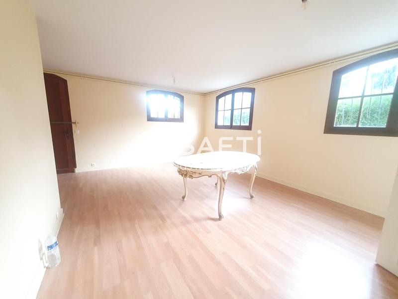 Maison - 303 m² - 7 pièces