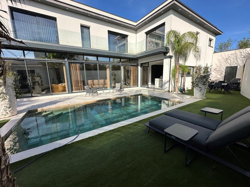 Villa - 262 m² - 6 pièces