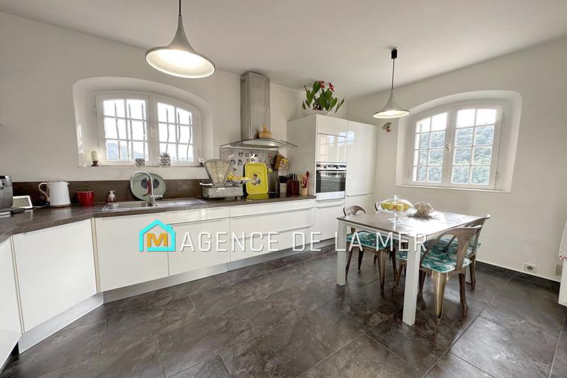 Maison - 210 m² - 6 pièces