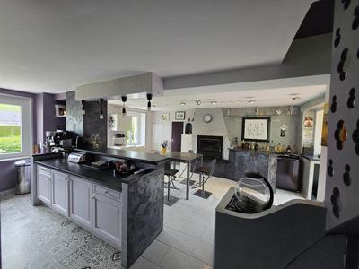 Maison - 275 m² - 9 pièces