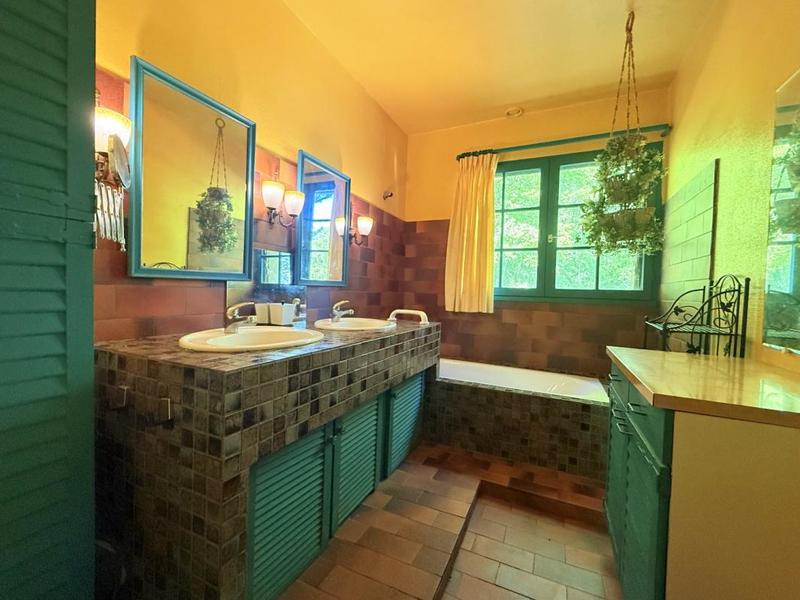 Maison - 220 m² - 8 pièces