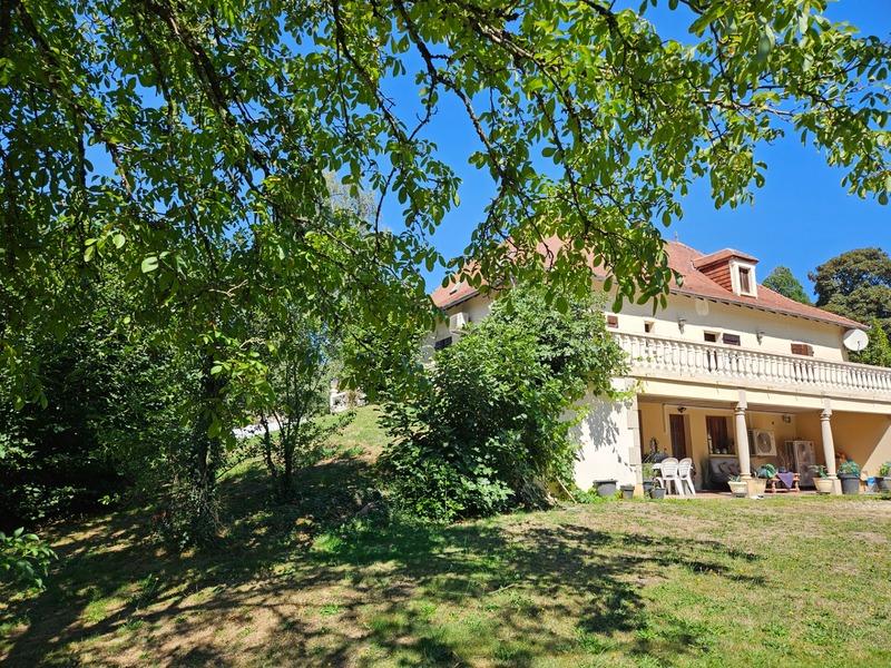 Maison - 287 m² - 10 pièces