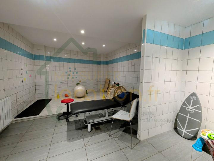 Local commercial - 370 m² - 14 pièces