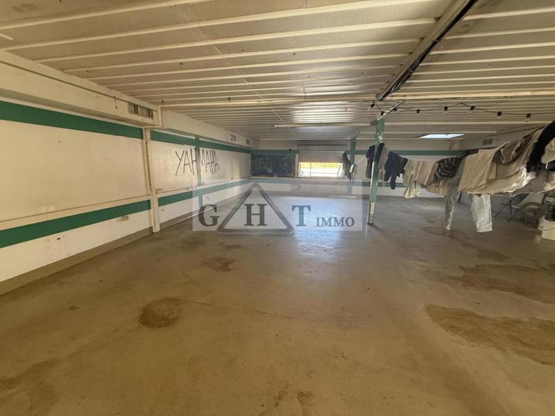 Entrepôt - 840 m²