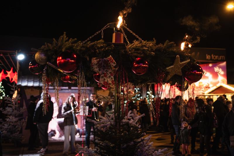 Allumage des bougies de l'Avent par les personnages de Noël