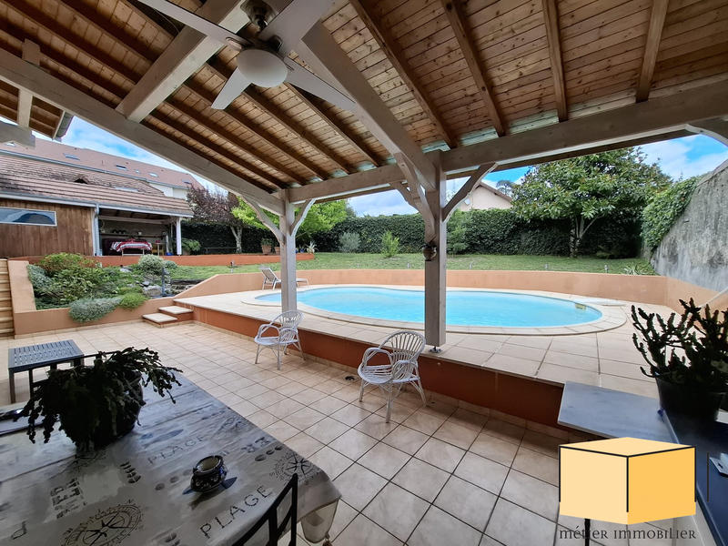 Maison traditionnelle - 377 m² - 7 pièces