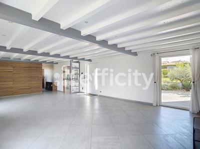 Maison - 205 m² - 8 pièces