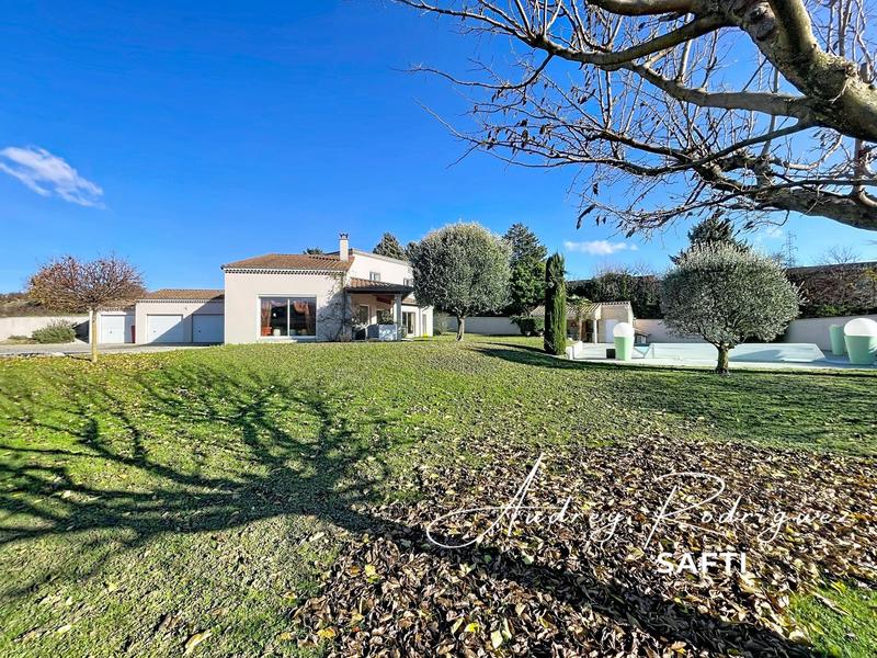 Maison - 220 m² - 8 pièces