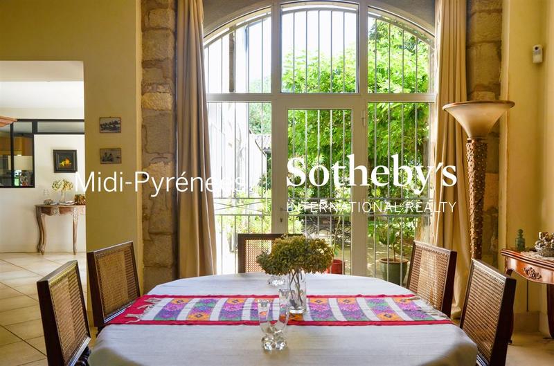 Maison - 430 m² - 9 pièces