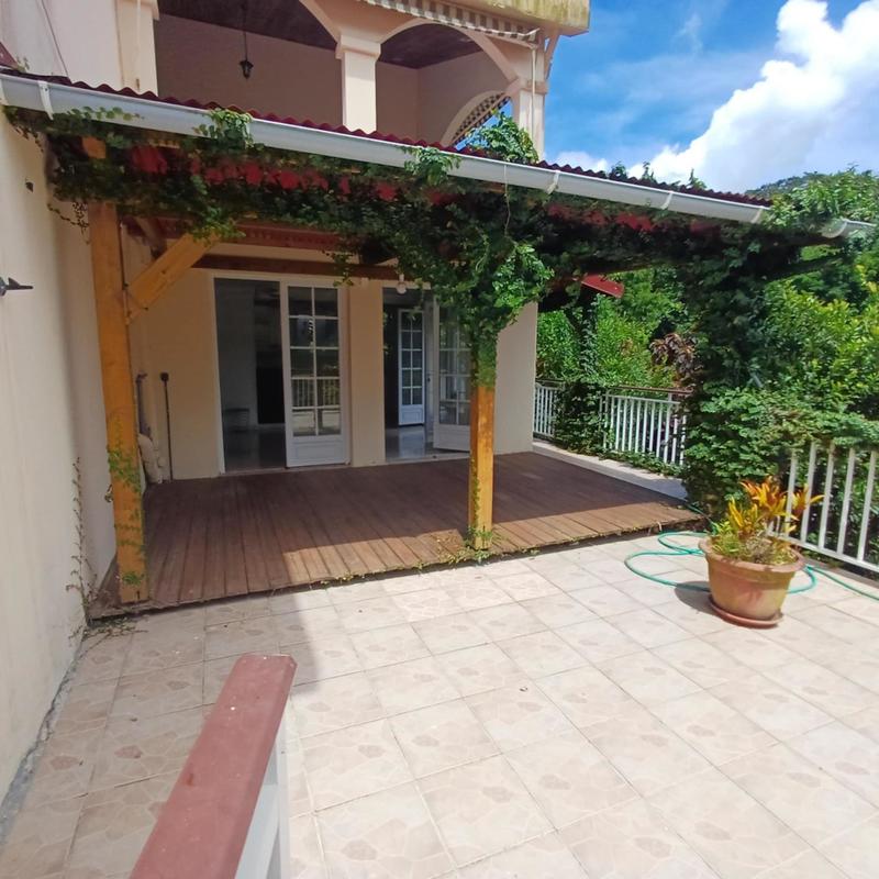 Maison - 250 m² - 8 pièces