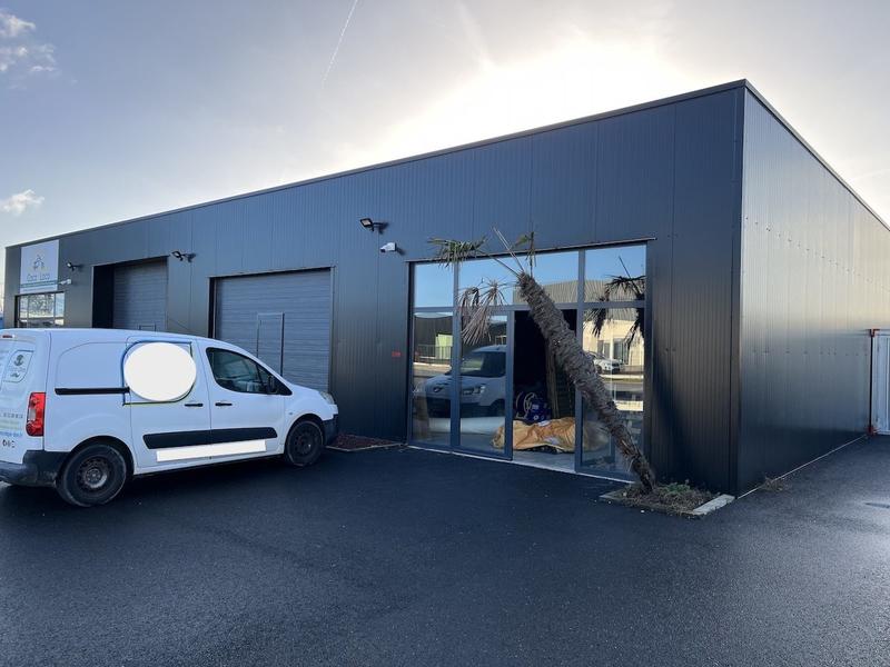 Local commercial - 1 266 m² - 3 pièces