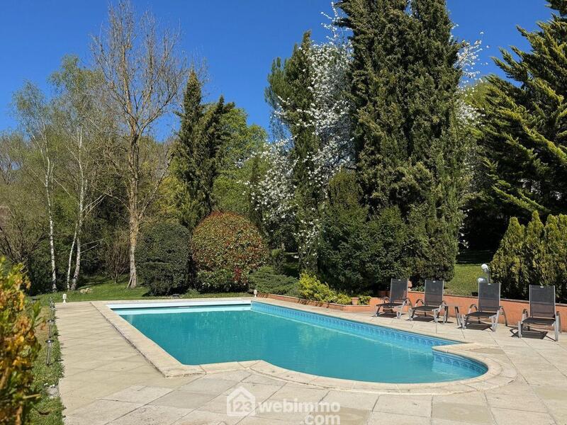 Maison - 204 m² - 8 pièces