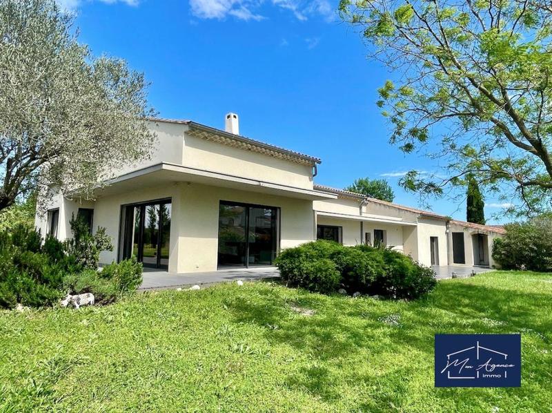 Maison traditionnelle - 370 m² - 7 pièces