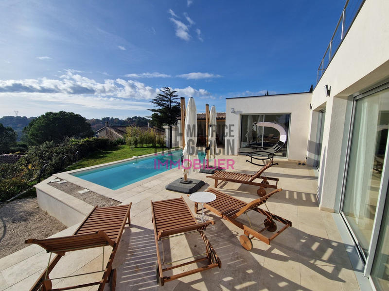 Maison - 298 m² - 9 pièces