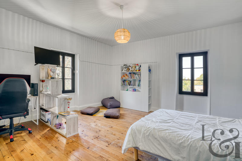 Maison - 250 m² - 13 pièces