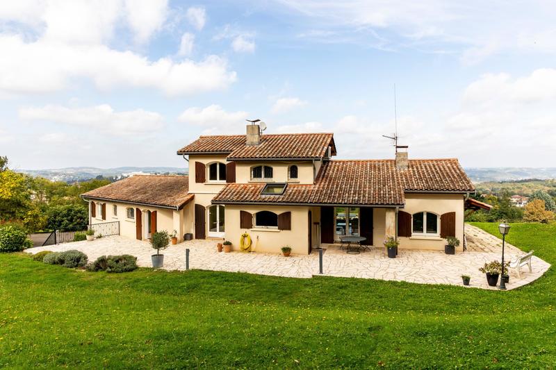 Maison - 238 m² - 8 pièces