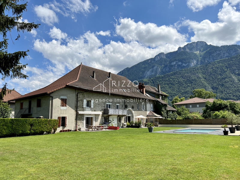 Maison - 326 m² - 11 pièces