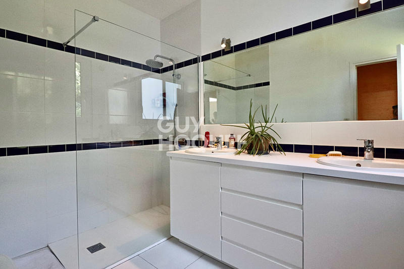 Maison - 244 m² - 8 pièces