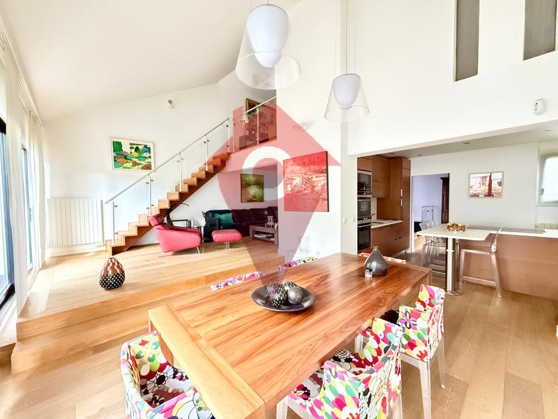 Maison - 204 m² - 9 pièces