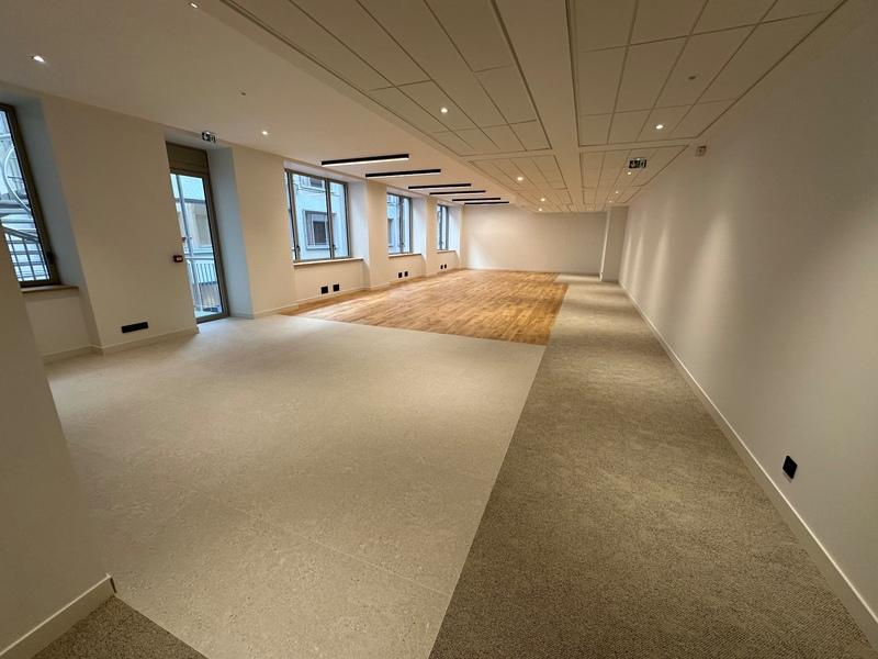 Bureau - 301 m² - 1 pièce