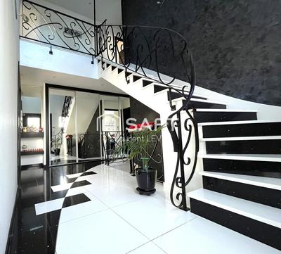 Maison - 340 m² - 7 pièces