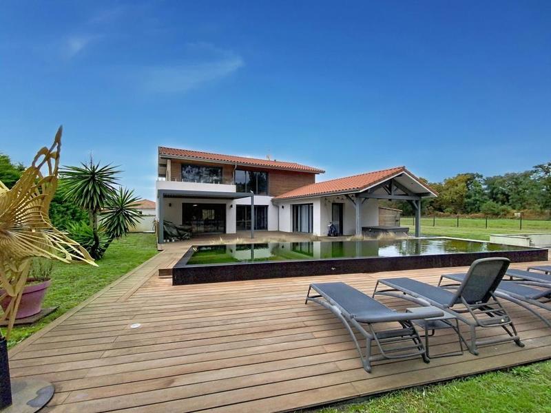 Propriété - 205 m² - 6 pièces